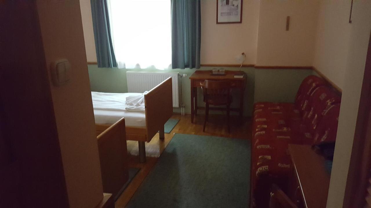 Laetitia Panzio Bed & Breakfast Kaposvar Bagian luar foto