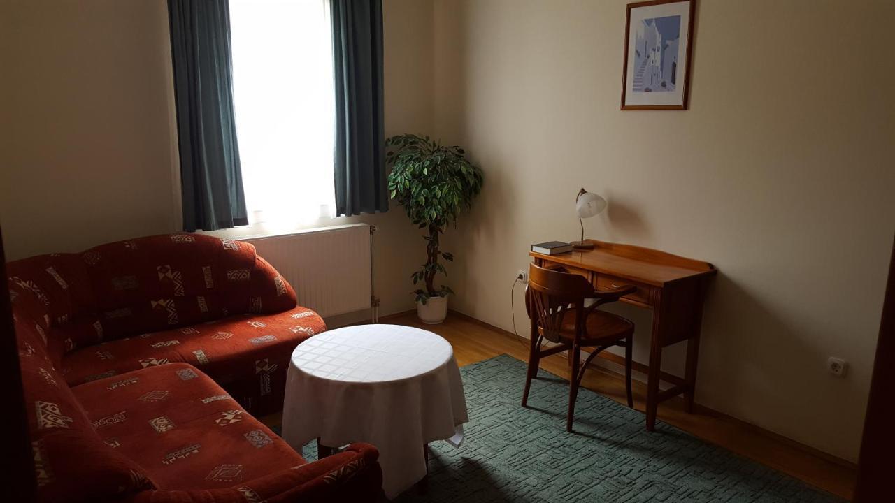 Laetitia Panzio Bed & Breakfast Kaposvar Bagian luar foto
