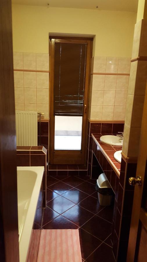 Laetitia Panzio Bed & Breakfast Kaposvar Bagian luar foto